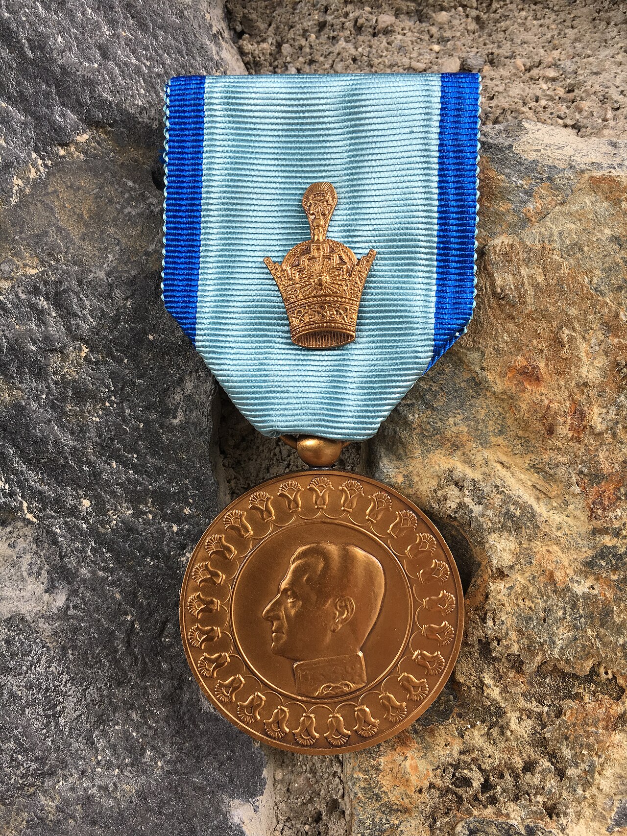 The 1971 medal for 2,500 years of Persian monarchy — illustrative image from the Persian Treasury archive